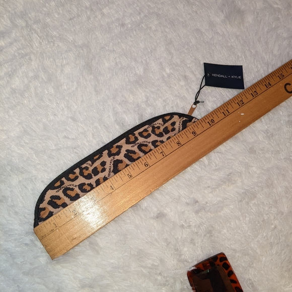 Nwt Kendall & Kylie animal print pouches/cosmetic bag w/ animal print sunglasses - Picture 11 of 16